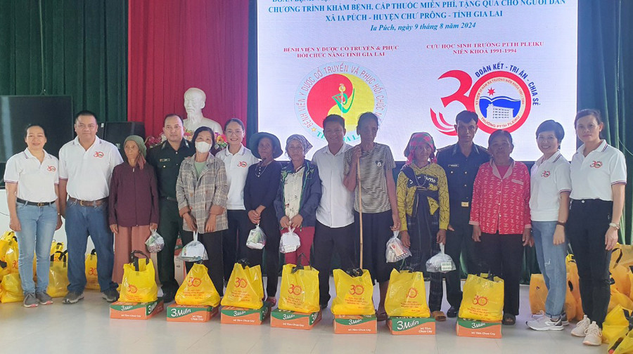 Đại diện Hội cựu học sinh Trường THPT Pleiku (niên khóa 1991-1994) tặng quà người dân xã Ia Púch, huyện Chư Prông. Ảnh: Phạm Ngọc