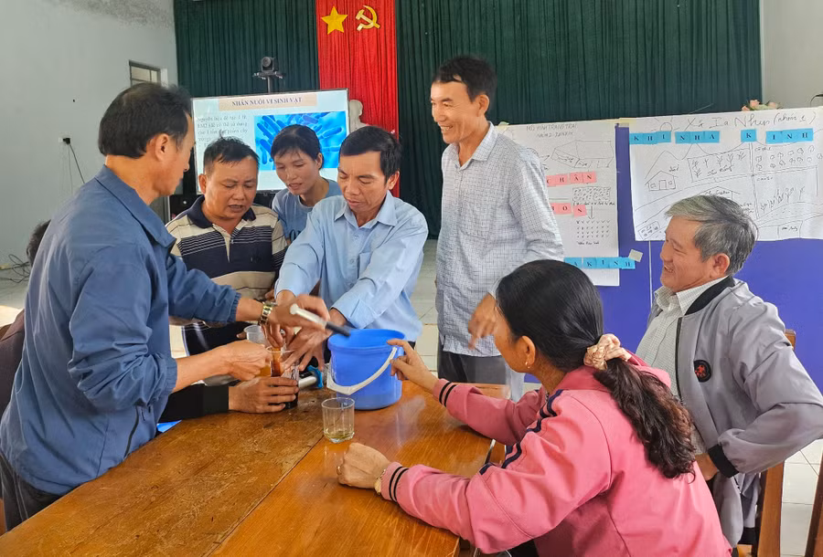 Các học viên tham gia thảo luận theo nhóm tại lớp tập huấn. Ảnh: P.N