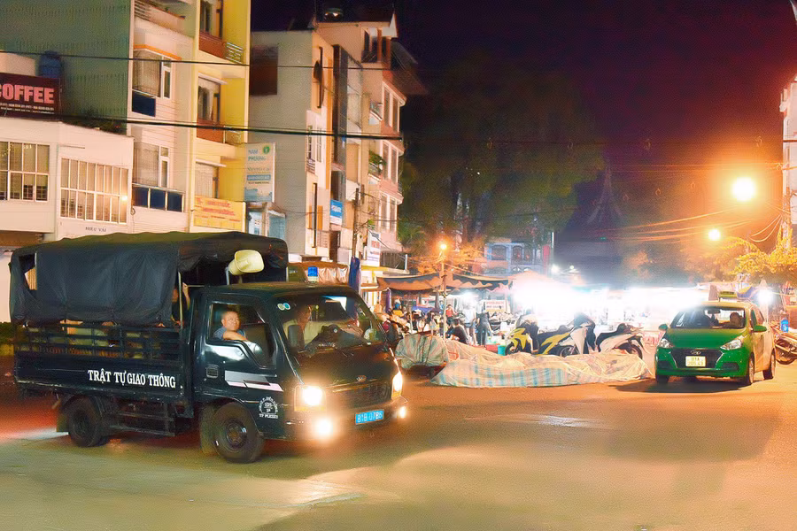 UBND phường Diên Hồng đã tuyên truyền, vận động để các hộ kinh doanh hiểu rõ chủ trương của thành phố trong việc di dời chợ đêm Pleiku.