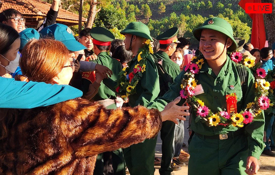 Các tân binh chia tay người thân, vui vẻ lên đường. Ảnh: Ngọc Sang