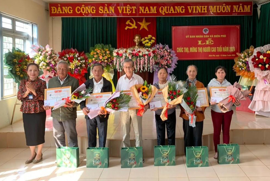 Chủ tịch UBND xã Diên Phú trao bằng mừng thọ cho người cao tuổi. Ảnh: B.B