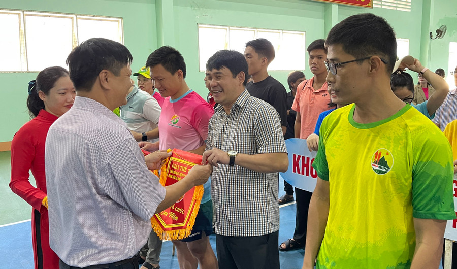 Ban tổ chức trao cờ lưu niệm cho các đơn vị tham gia giải. Ảnh: V.Đ