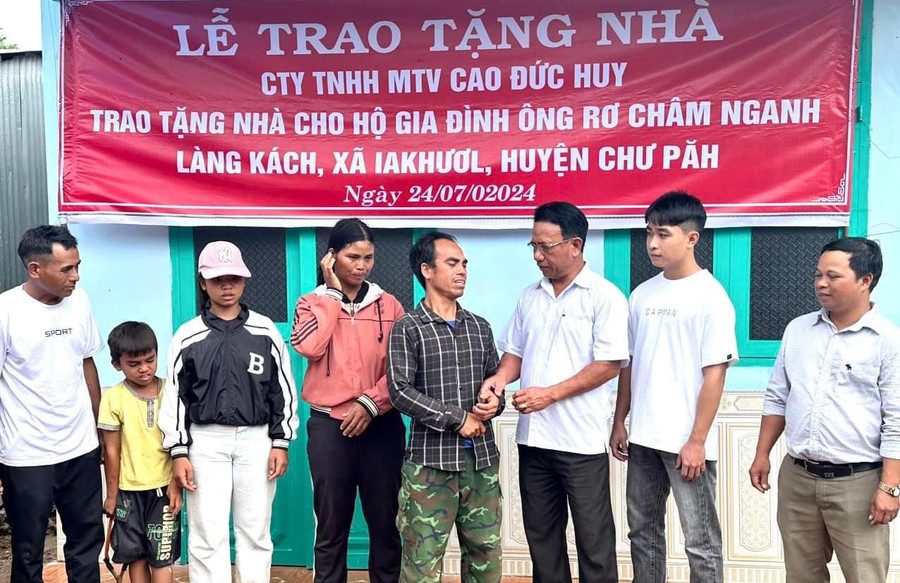 Lễ bàn giao nhà tình nghĩa cho gia đình ông Rơ Châm Nganh, làng Kach, xã Ia Khươl, huyện Chư Păh. Ảnh: P.N