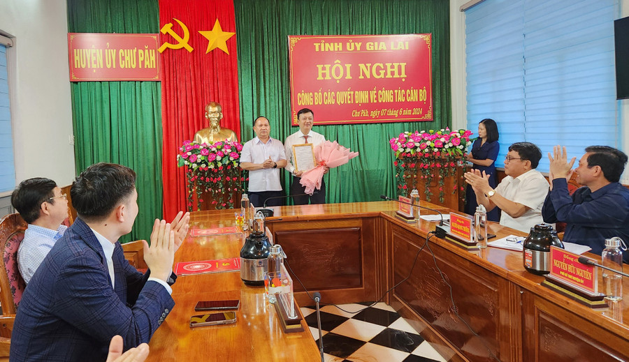 Phó Bí thư Tỉnh ủy Rah Lan Chung (bên trái) tặng hoa và trao quyết định của Ban Thường vụ Tỉnh ủy cho đồng chí Nguyễn Hữu Nguyên. Ảnh: Ngọc Sang Phó Bí thư Tỉnh ủy Rah Lan Chung (bên trái) tặng hoa và trao quyết định của Ban Thường vụ Tỉnh ủy cho đồng chí Nguyễn Hữu Nguyên. Ảnh: Ngọc Sang