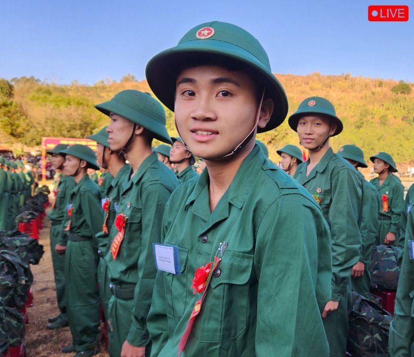 Tân binh Nguyễn Hữu Tín (SN 2005, phường Hội Thương, TP. Pleiku) tự tin lên đường nhập ngũ. Ảnh: Ngọc Sang