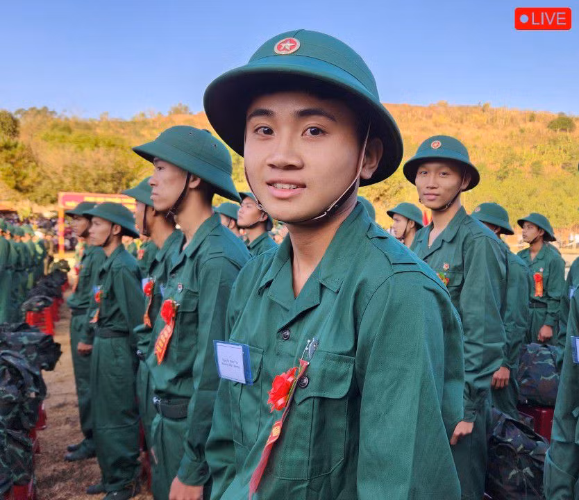 Tân binh Nguyễn Hữu Tín (SN 2005, phường Hội Thương, TP. Pleiku) tự tin lên đường nhập ngũ. Ảnh: Ngọc Sang