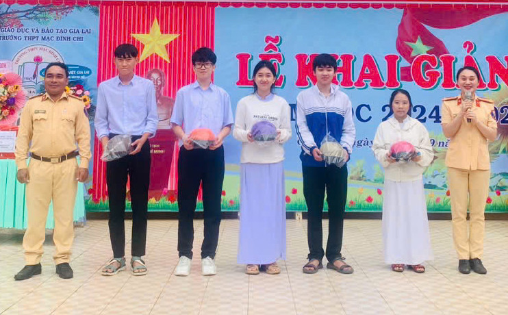 Đội Cảnh sát giao thông-Trật tự (Công an huyện Chư Păh) tặng mũ bảo hiểm cho các em học sinh Trường THPT Mạc Đĩnh Chi. Ảnh: V.Đ Đội Cảnh sát giao thông-Trật tự (Công an huyện Chư Păh) tặng mũ bảo hiểm cho các em học sinh Trường THPT Mạc Đĩnh Chi. Ảnh: V.Đ