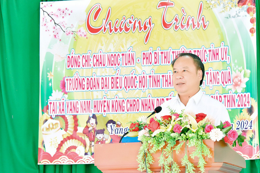 Phó Bí thư Thường trực Tỉnh ủy Châu Ngọc Tuấn phát biểu tại buổi tặng quà. Ảnh: Đức Thụy