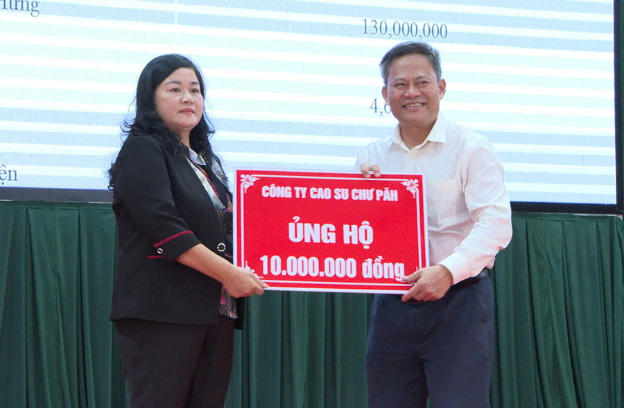 Các đơn vị, doanh nghiệp trên địa bàn huyện Chư Păh hỗ trợ đồng bào miền Bắc bị thiệt hại do cơn bão số 3 gây ra. Ảnh: V.Đ Các đơn vị, doanh nghiệp trên địa bàn huyện Chư Păh hỗ trợ đồng bào miền Bắc bị thiệt hại do cơn bão số 3 gây ra. Ảnh: V.Đ