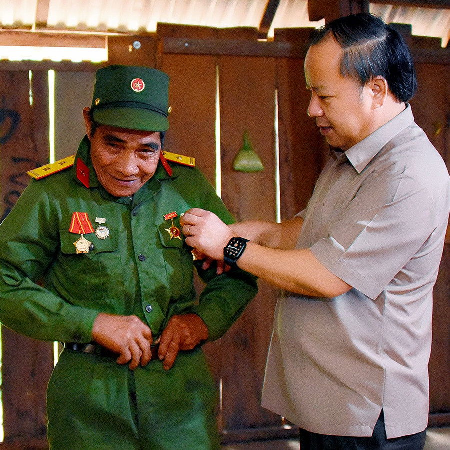 Phó Bí thư Thường trực Tỉnh ủy, Trưởng đoàn đại biểu Quốc hội tỉnh Châu Ngọc Tuấn (bìa phải) ân cần thăm hỏi sức khỏe ông Đinh Alót (bệnh binh, làng Châu, xã Chư Krey). Ảnh: Đức Thụy