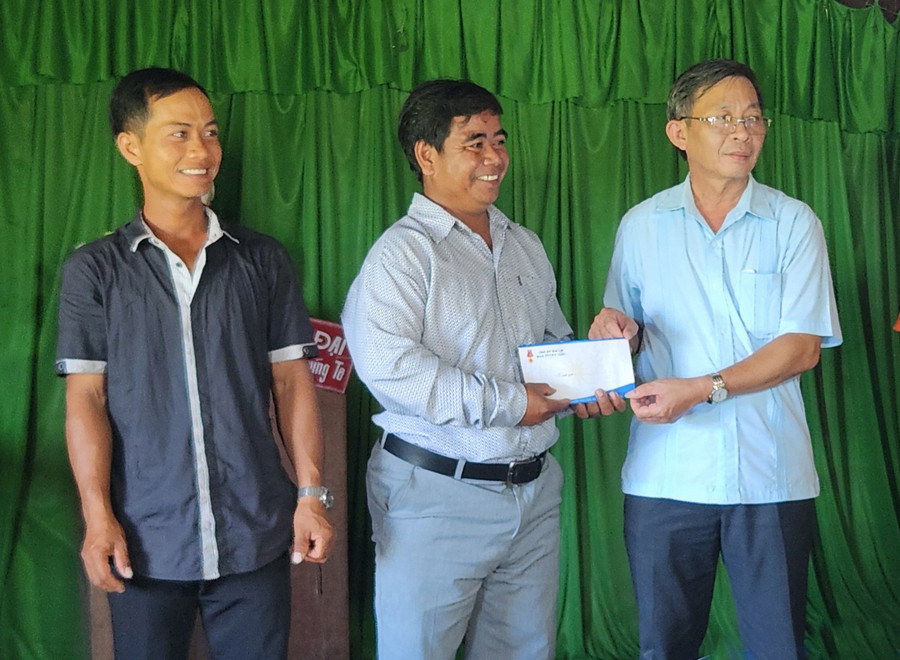 Trưởng ban Tuyên giáo Tỉnh ủy Huỳnh Thế Mạnh (bên phải) tặng 5 triệu đồng để hỗ trợ hộ nghèo làng Đê Chơ Gang mua bảo hiểm y tế. Ảnh: Ngọc Sang Trưởng ban Tuyên giáo Tỉnh ủy Huỳnh Thế Mạnh (bên phải) tặng 5 triệu đồng để hỗ trợ hộ nghèo làng Đê Chơ Gang mua bảo hiểm y tế. Ảnh: Ngọc Sang