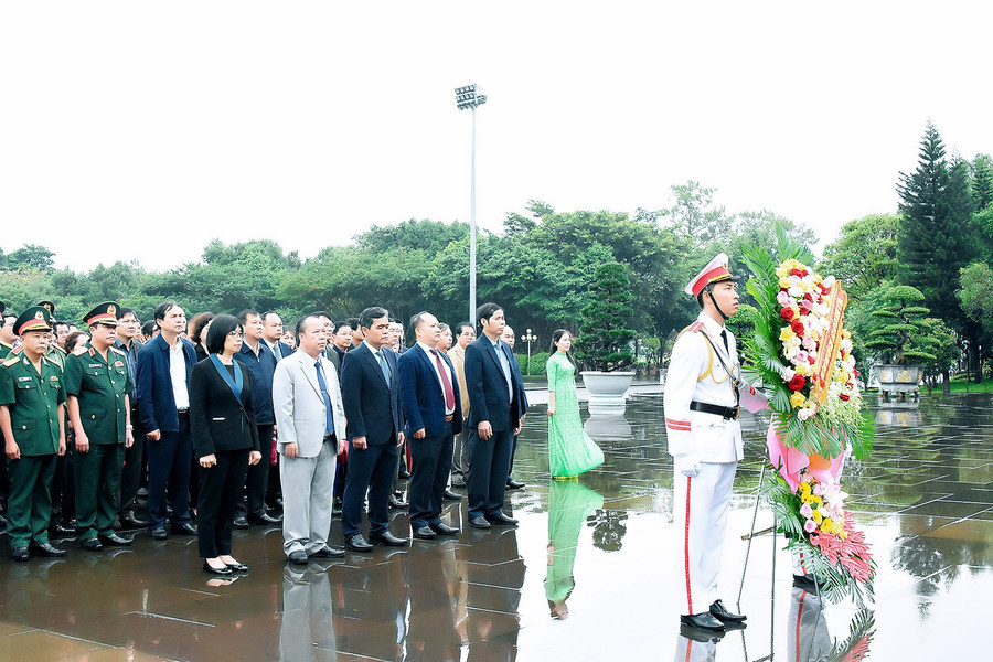 Các đại biểu tham gia lễ dâng hoa trước Tượng đài Bác Hồ với các dân tộc Tây Nguyên tại Quảng trường Đại Đoàn Kết. Ảnh: Đức Thụy