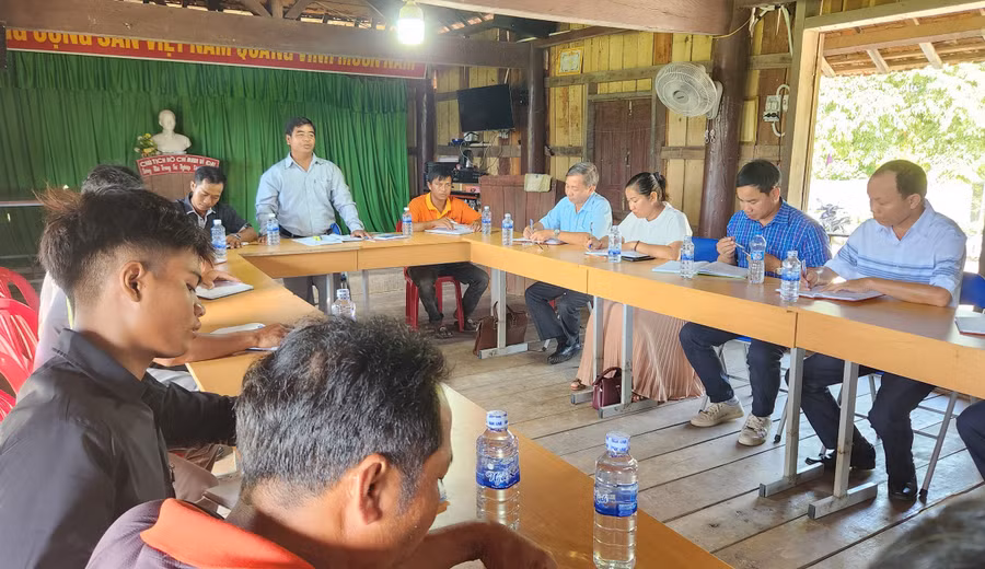 Quang cảnh buổi sinh hoạt Chi bộ làng Đê Chơ Gang. Ảnh: Ngọc Sang