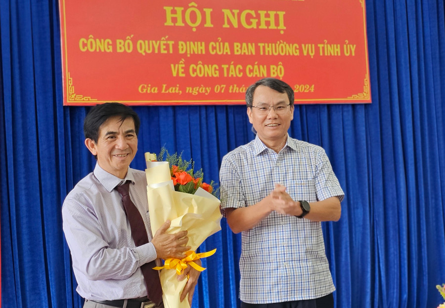 Bí thư Thành ủy Pleiku Trịnh Duy Thuân (bìa phải) tặng hoa chúc mừng đồng chí Võ Phúc Ánh. Ảnh: Ngọc Sang Bí thư Thành ủy Pleiku Trịnh Duy Thuân (bìa phải) tặng hoa chúc mừng đồng chí Võ Phúc Ánh. Ảnh: Ngọc Sang