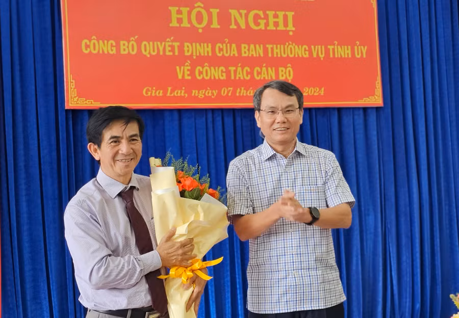 Bí thư Thành ủy Pleiku Trịnh Duy Thuân (bìa phải) tặng hoa chúc mừng đồng chí Võ Phúc Ánh. Ảnh: Ngọc Sang