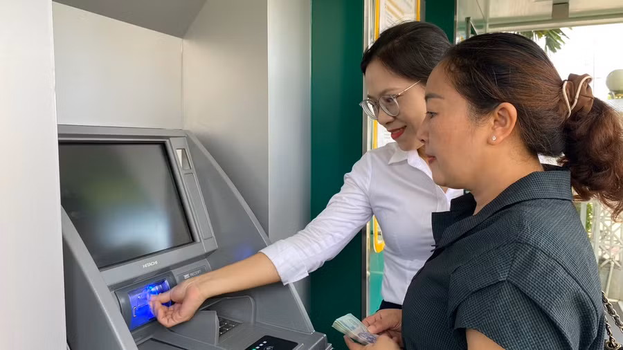 Hệ thống giao dịch tự động ATM, CRM luôn đảm bảo kết nối liền mạch, phục vụ nhu cầu rút tiền, nộp tiền, chuyển tiền của khách hàng trong dịp Tết. Ảnh: Sơn Ca.