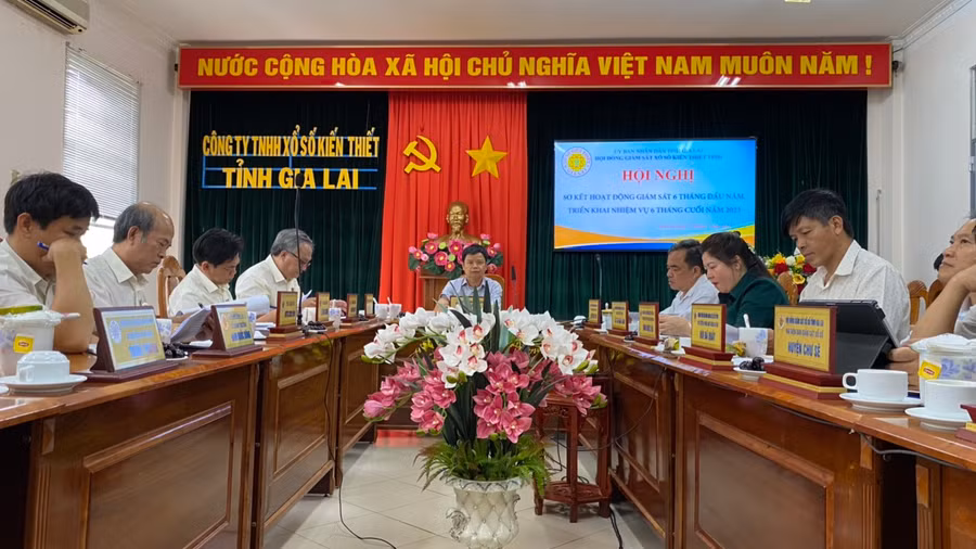 Ông Nguyễn Hữu Quế-Phó Chủ tịch UBND tỉnh, Chủ tịch Hội đồng giám sát xổ số kiến thiết tỉnh chủ trì hội nghị. Ảnh: Sơn Ca.