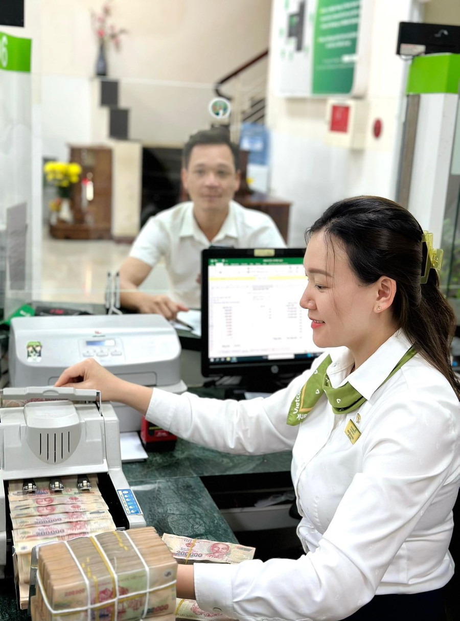 Các ngân hàng thương mại chủ động lịch tiếp quỹ hệ thống ATM, đảm bảo các nhu cầu giao dịch, thanh toán của khách hàng trong thời gian nghỉ Tết Dương lịch. Ảnh: Sơn Ca