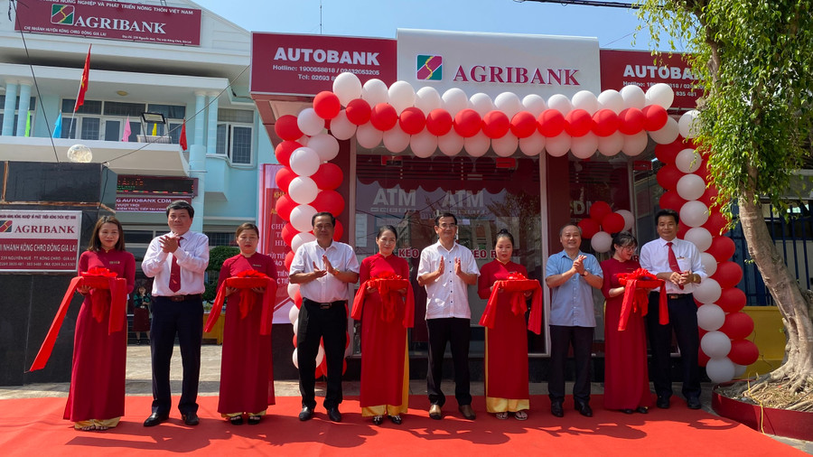 Các đại biểu cắt băng khai trương hoạt động CDM. Ảnh: Sơn Ca Các đại biểu cắt băng khai trương hoạt động CDM. Ảnh: Sơn Ca