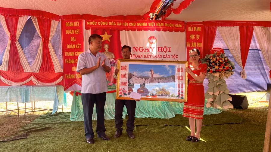 Nhân ngày hội, đồng chí Đinh Văn Dũng-Tỉnh ủy viên, Bí thư Huyện ủy, Chủ tịch HĐND huyện Chư Prông tặng quà của huyện cho cán bộ và nhân dân thôn 7. Ảnh: Sơn Ca.