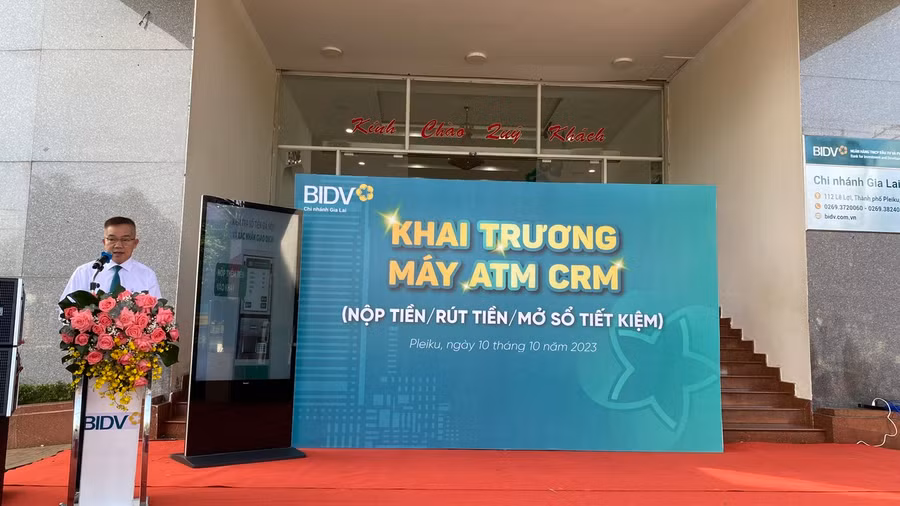 Ông Vũ Hà Sơn - Phó Giám đốc BIDV Chi nhánh Gia Lai phát biểu tại buổi lễ khai trương máy ATM CRM tại TP Pleiku. Ảnh: Sơn Ca