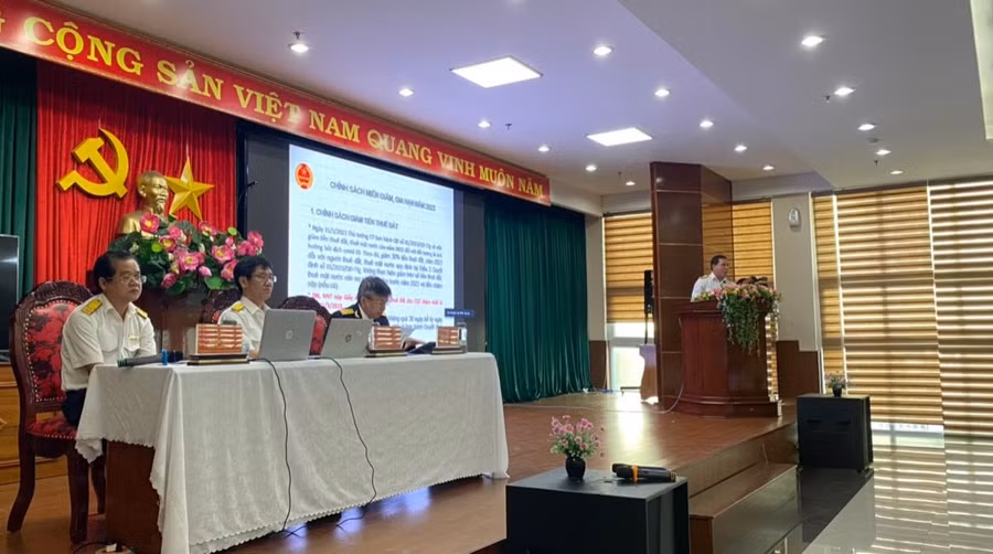 Lãnh đạo Cục Thuế tỉnh trực tiếp điều hành và giải đáp các vấn đề tại Hội nghị. Ảnh: Sơn Ca