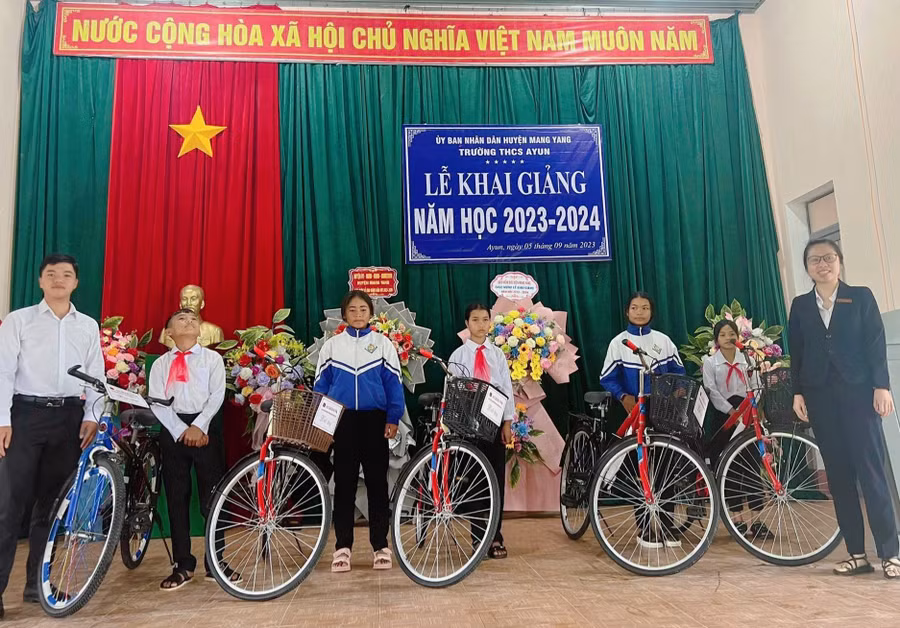 Các em học sinh vùng khó khăn trên địa bàn huyện Mang Yang được tặng xe đạp, giúp con đường đến trường vơi bớt nhọc nhằn (Ảnh: ĐVCC)