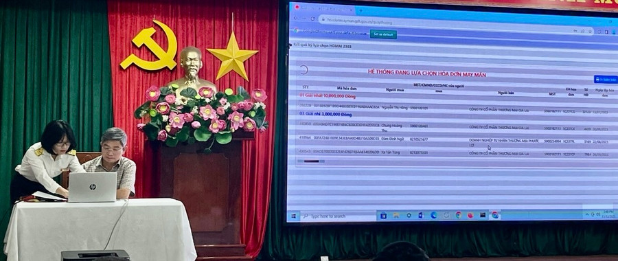 Ông Nguyễn Anh Dũng-Tỉnh ủy viên, Giám đốc Sở Tài chính, Chủ tịch Hội đồng giám sát bấm nút lựa chọn hóa đơn may mắn quý III-2023 trên hệ thống điện tử. Ảnh: Sơn Ca Ông Nguyễn Anh Dũng-Tỉnh ủy viên, Giám đốc Sở Tài chính, Chủ tịch Hội đồng giám sát bấm nút lựa chọn hóa đơn may mắn quý III-2023 trên hệ thống điện tử. Ảnh: Sơn Ca
