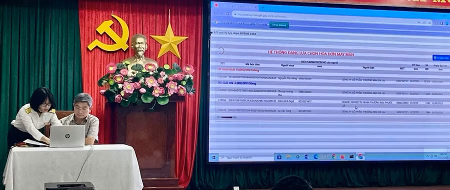 Ông Nguyễn Anh Dũng-Tỉnh ủy viên, Giám đốc Sở Tài chính, Chủ tịch Hội đồng giám sát bấm nút lựa chọn hóa đơn may mắn quý III-2023 trên hệ thống điện tử. Ảnh: Sơn Ca