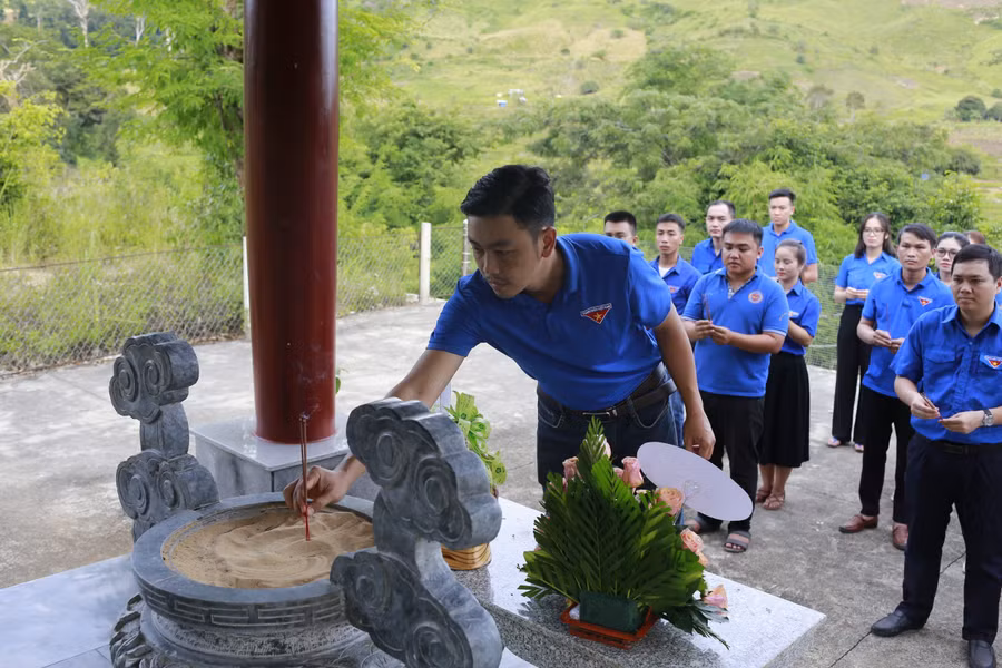 30 đoàn viên, thanh niên ngành Tài chính tỉnh dâng hương, dâng hoa tại Khu di tích cơ quan Ban Kinh tài tỉnh để tri ân công lao các thế hệ cha anh đi trước. Ảnh: Trọng Dũng.
