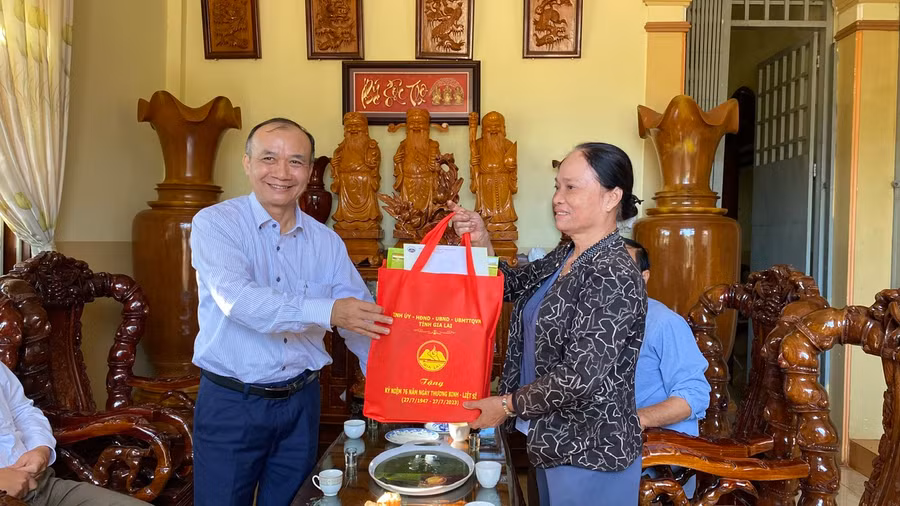 Thừa ủy quyền của Ban Thường vụ Tỉnh ủy, đồng chí Huỳnh Minh Thuận-Tỉnh ủy viên, Bí thư Đảng ủy Khối các cơ quan và doanh nghiệp tỉnh trao tặng quà của tỉnh cho các gia đình thương binh, chính sách. Ảnh: Sơn Ca.