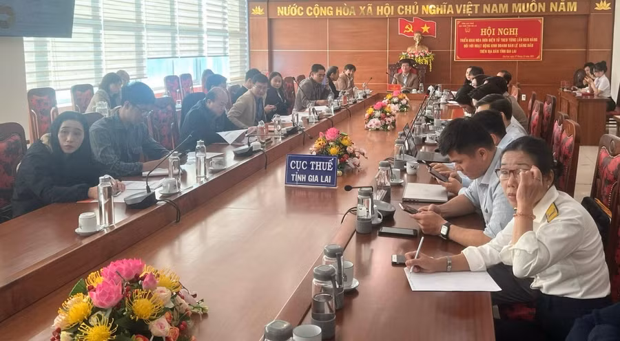 Cục Thuế tỉnh tổ chức hội nghị trực tiếp và trực tuyến tại các Chi cục thuế để triển khai hóa đơn điện tử theo từng lần bán hàng đối với hoạt động kinh doanh xăng dầu trên địa bàn tỉnh. Ảnh: Sơn Ca