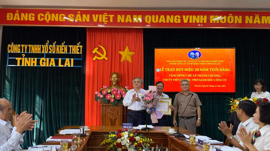 Đồng chí Dương Dã-Phó Bí thư Thường trực Đảng ủy Khối và đồng chí Trương Văn Thiêng-Bí thư Chi bộ, Chủ tịch kiêm Giám đốc Công ty chúc mừng đồng chí Lê Thành Chương. Ảnh: Sơn Ca