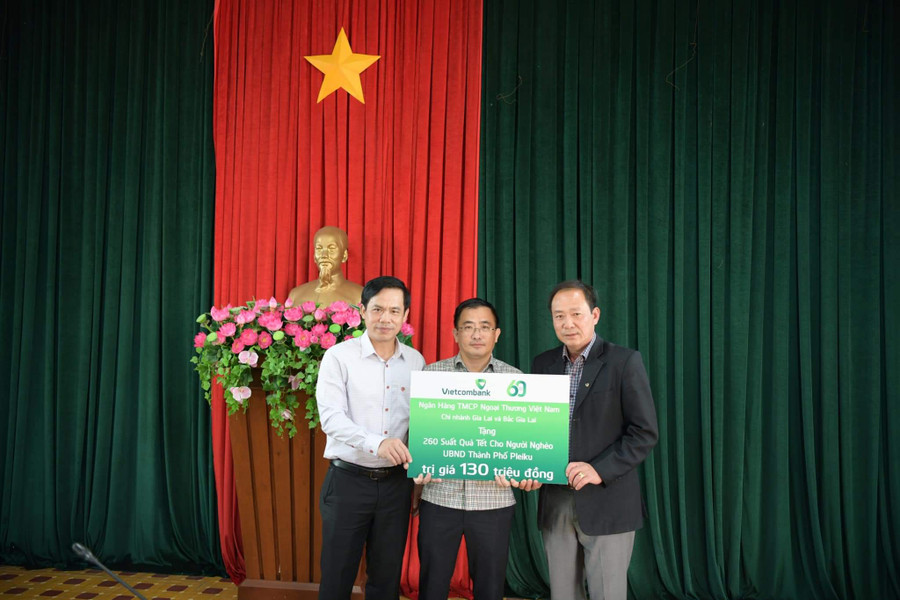 Ông Nguyễn Minh Tuân-Phó Giám đốc Vietcombank Chi nhánh Gia Lai và ông Trần Anh Thắng-Phó Giám đốc Vietcombank Chi nhánh Bắc Gia Lai trao tặng quà Tết cho đơn vị đầu mối UBND TP. Pleiku. Ảnh: CTV