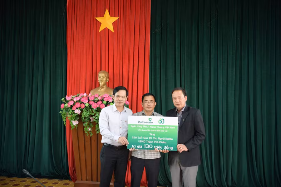 Ông Nguyễn Minh Tuân-Phó Giám đốc Vietcombank Chi nhánh Gia Lai và ông Trần Anh Thắng-Phó Giám đốc Vietcombank Chi nhánh Bắc Gia Lai trao tặng quà Tết cho đơn vị đầu mối UBND TP. Pleiku. Ảnh: CTV