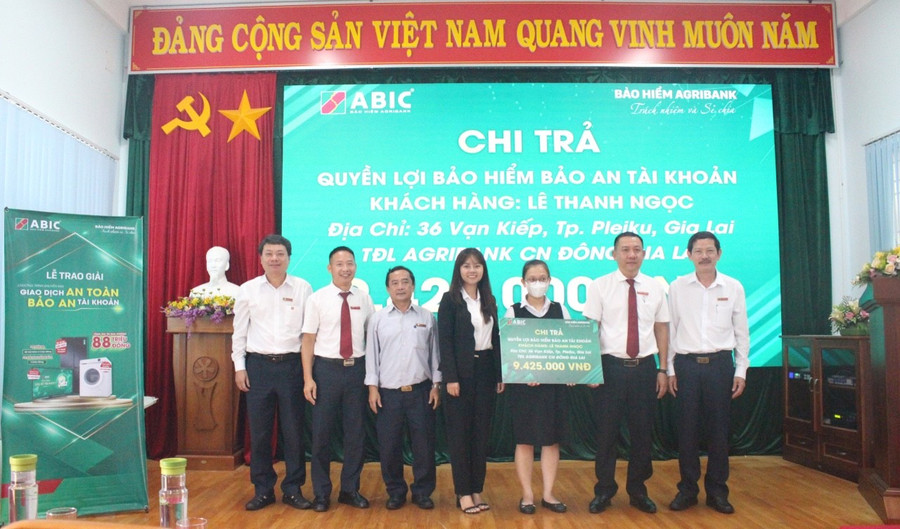 ABIC chi trả quyền lợi bảo hiểm cho khách hàng Lê Thanh Ngọc-chủ tài khoản giao dịch tại Agribank-Chi nhánh Đông Gia Lai. Ảnh: Sơn Ca