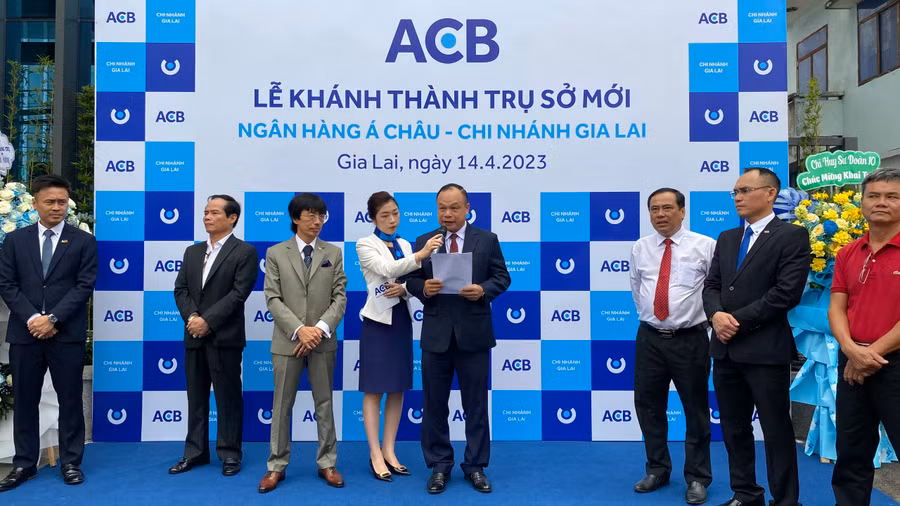 Phó Chủ tịch UBND tỉnh Dương Mah Tiệp phát biểu tại lễ khai trương trụ sở mới ACB-Chi nhánh Gia Lai. Ảnh: Sơn Ca.