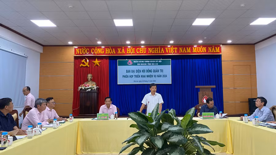 Phó Chủ tịch UBND tỉnh Nguyễn Hữu Quế đánh giá cao kết quả đạt được của NHCSXH Chi nhánh tỉnh năm 2023. Ảnh: Sơn Ca.