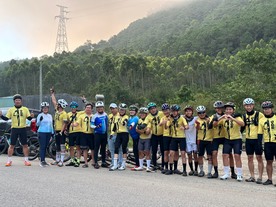 Mỗi chuyến hành trình trải nghiệm của các biker thế hệ gen Z luôn có sự đồng hành, dìu dắt của các thế hệ đi trước. Ảnh: NVCC. Mỗi chuyến hành trình trải nghiệm của các biker thế hệ gen Z luôn có sự đồng hành, dìu dắt của các thế hệ đi trước. Ảnh: NVCC.