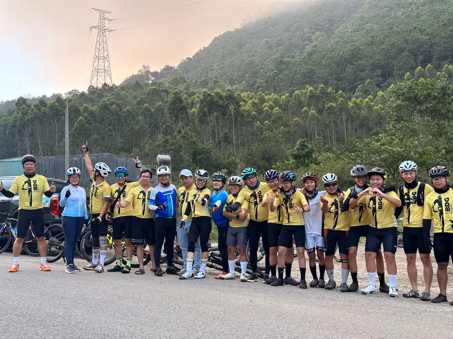 Mỗi chuyến hành trình trải nghiệm của các biker thế hệ gen Z luôn có sự đồng hành, dìu dắt của các thế hệ đi trước. Ảnh: NVCC.