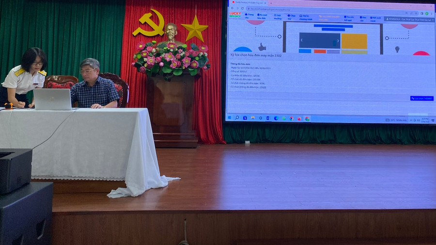 Ông Nguyễn Anh Dũng-Tỉnh uỷ viên, Giám đốc Sở Tài chính kiêm Chủ tịch Hội đồng Giám sát nhấn nút lựa chọn hóa đơn may mắn trên hệ thống. Ảnh: Sơn Ca. Ông Nguyễn Anh Dũng-Tỉnh uỷ viên, Giám đốc Sở Tài chính kiêm Chủ tịch Hội đồng Giám sát nhấn nút lựa chọn hóa đơn may mắn trên hệ thống. Ảnh: Sơn Ca.