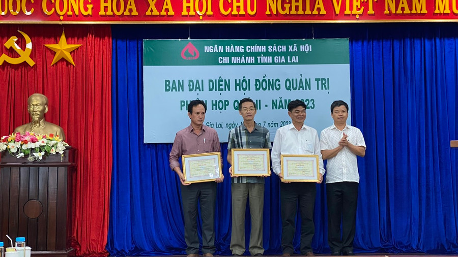 Tại phiên họp, Phó Chủ tịch UBND tỉnh Nguyễn Hữu Quế trao các quyết định khen thưởng của Chủ tịch HĐQT NHCSXH cho các tập thể, cá nhân đã có thành tích đóng góp vào kết quả hoạt động tín dụng chính sách năm 2022. Ảnh: Sơn Ca.