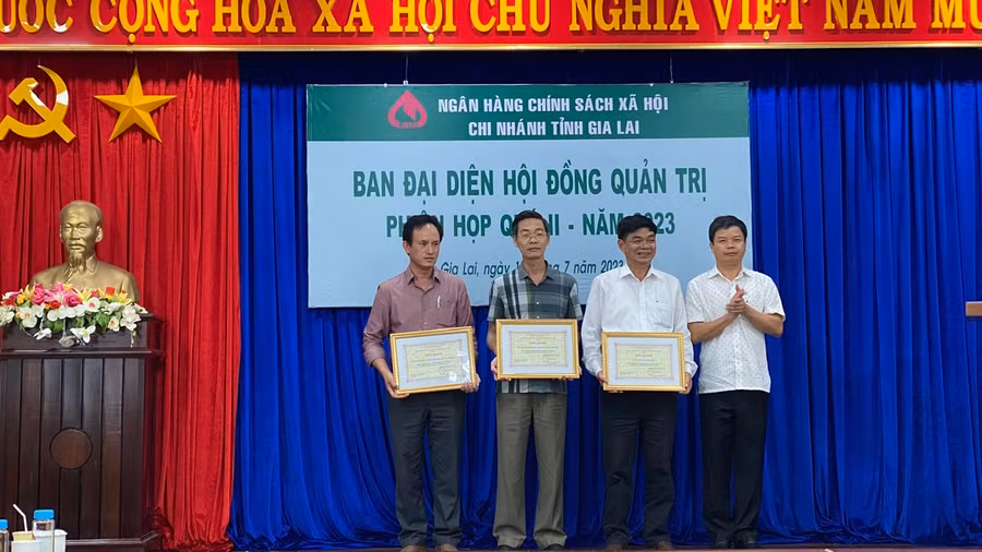 Tại phiên họp, Phó Chủ tịch UBND tỉnh Nguyễn Hữu Quế trao các quyết định khen thưởng của Chủ tịch HĐQT NHCSXH cho các tập thể, cá nhân đã có thành tích đóng góp vào kết quả hoạt động tín dụng chính sách năm 2022. Ảnh: Sơn Ca.