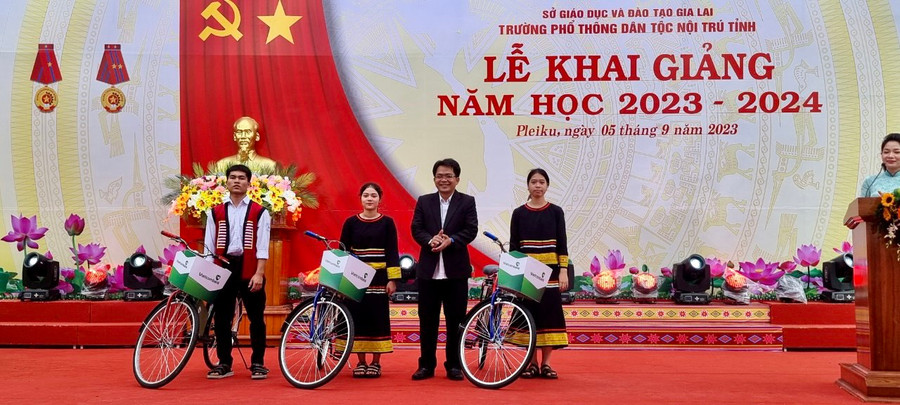 Đoàn cơ sở Vietcombank Gia Lai tặng 17 chiếc xe đạp cho các em học sinh có hoàn cảnh khó khăn nhân dịp khai giảng năm học 2023-2024. Ảnh: ĐVCC.