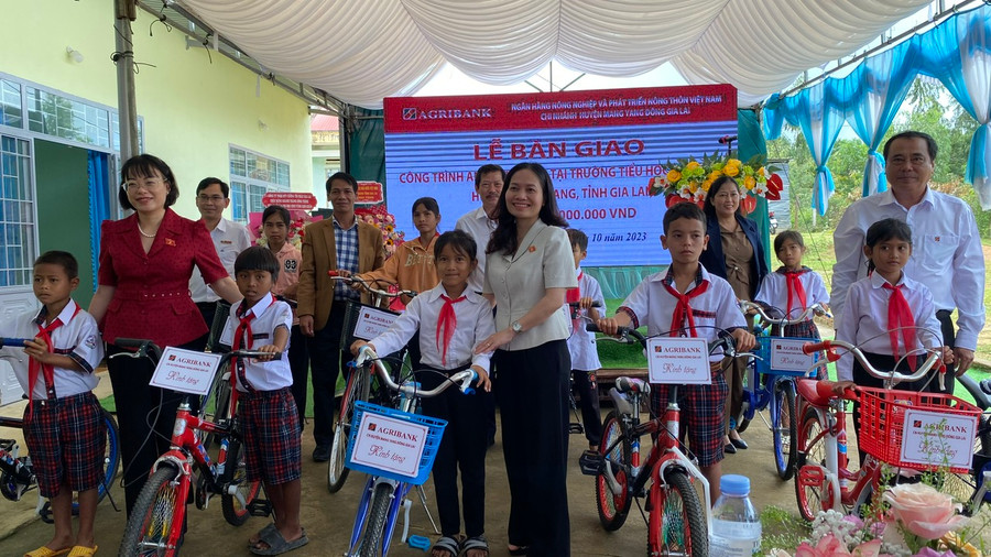 Bà Siu Hương-Phó Trưởng đoàn chuyên trách Đoàn đại biểu Quốc hội tỉnh Gia Lai và bà Nguyễn Thị Mai Phương-Phó Chủ nhiệm Ủy ban pháp luật Quốc hội cùng trao tặng xe đạp cho các em học sinh trên địa bàn huyện Mang Yang. Ảnh: Sơn Ca.