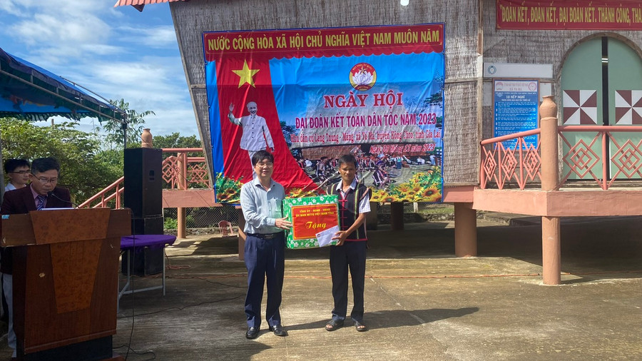 Đồng chí Huỳnh Quang Thái-Trưởng ban Tổ chức Tỉnh ủy trao quà tặng của tỉnh cho bà con làng Tnung- Măng. Ảnh: Sơn Ca Đồng chí Huỳnh Quang Thái-Trưởng ban Tổ chức Tỉnh ủy trao quà tặng của tỉnh cho bà con làng Tnung- Măng. Ảnh: Sơn Ca