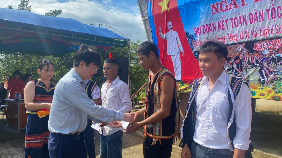 Đồng chí Huỳnh Quang Thái tặng quà cho làng Tnung-Măng và 3 hộ gia đình khó khăn trong làng. Ảnh: Sơn Ca Đồng chí Huỳnh Quang Thái tặng quà cho làng Tnung-Măng và 3 hộ gia đình khó khăn trong làng. Ảnh: Sơn Ca