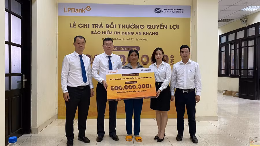 Đại diện lãnh đạo LPBank Chi nhánh Gia Lai và Bảo hiểm Xuân Thành Chi nhánh Gia Lai phối hợp chi trả quyền lợi bảo hiểm cho gia đình khách hàng. Ảnh: Sơn Ca.
