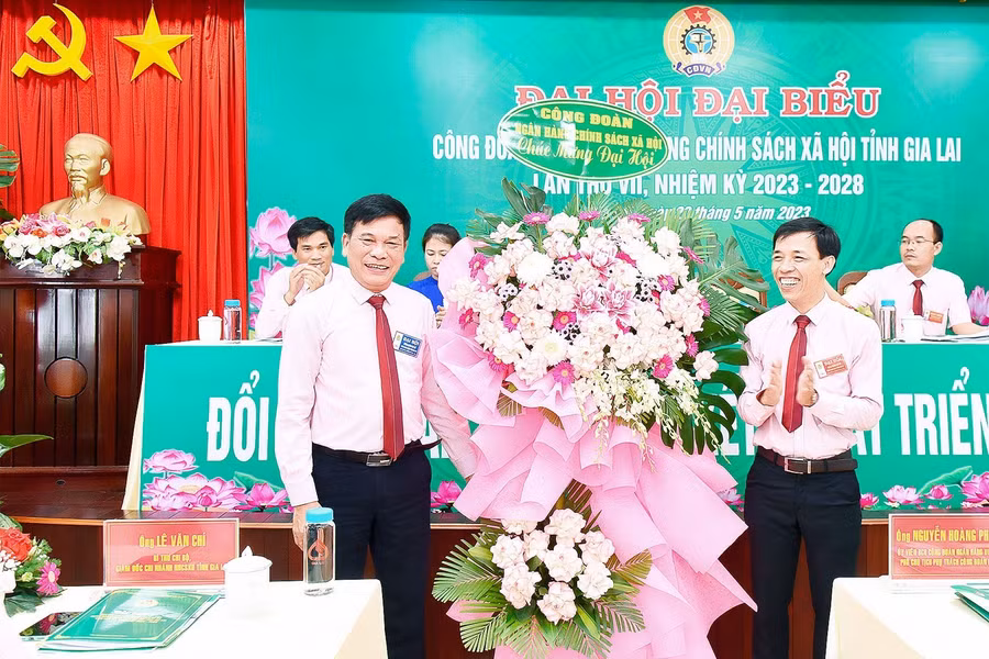 Ông Nguyễn Hoàng Phương-Phó Chủ tịch Công đoàn NHCSXH Việt Nam tặng hoa chúc mừng Đại hội. Ảnh: Đức Thụy.