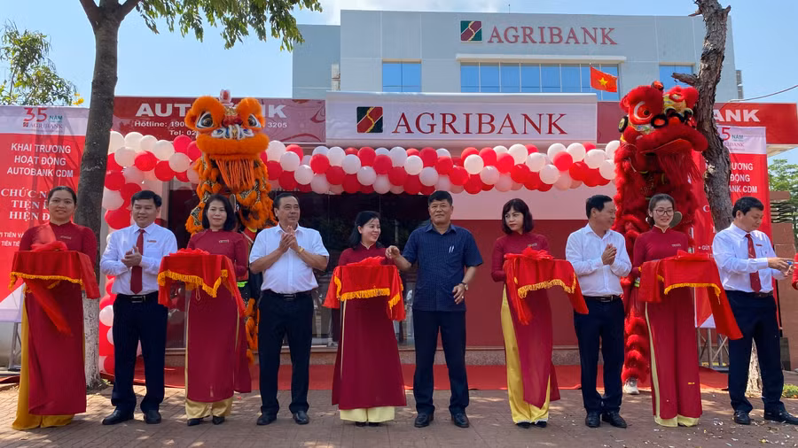 Các đại biểu cắt băng khai trương hoạt động Autobank CDM tại Agribank-Chi nhánh Đak Đoa Đông Gia Lai. Ảnh: Sơn Ca.